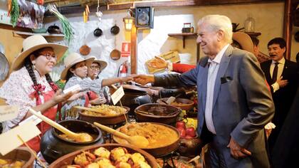 Probó casi todos los manjares locales: guiso de pato, quinoa y calabaza, salsa de erizo, papa al horno gratinada, locro de pecho... Sólo rechazó el cuy