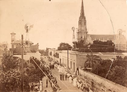 Procesión de vecinos alrededor del nuevo templo
