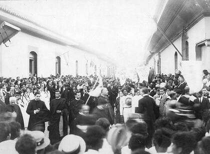 Procesión fúnebre de Rubén Darío en León (Nicaragua), el 6 de febrero de 1916