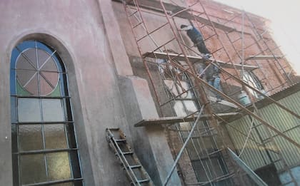 Proceso de restauración de la fachada de la capilla