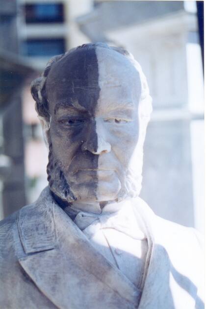 Proceso de restauración en el sepulcro de Salvador María del Carril