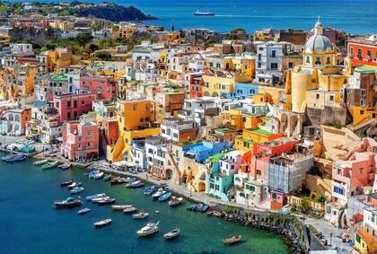 Procida es una acuarela de mar, botes y edificios en Nápoles.