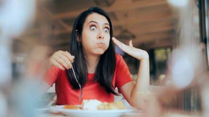 Procurá no comer rápido si querés evitar reflujos (Foto: iStock)