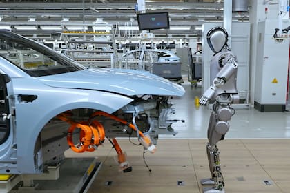 Producción de automóviles en China, con la participación de un robot humanoide impulsado por IA