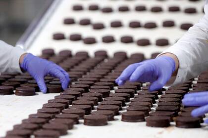 Producción de clásico alfajor marplatense en la planta de Havanna en Mar del Plata