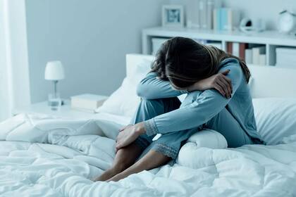 Produce la disminución de oxitocina, un compuesto cerebral apodado "la hormona de los vínculos emocionales" y "la hormona del abrazo".