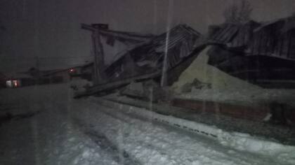 Producto del fuerte temporal de nieve, se derrumbó el gimnasio municipal de El Hoyo por el peso de la nieve. Además se incendió una casa