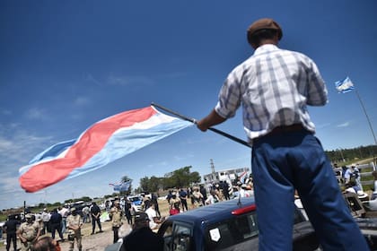 Productores agropecuarios realizan un acampe en apoyo a Leonor Etchevehere y sus hijos