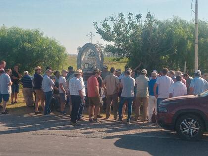 Productores autoconvocados reunidos en el cruce de la ruta 188 y la ruta a La Violeta, en Guerrico