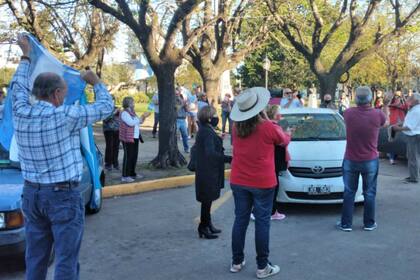 Productores y vecinos de Bragado en una de las plazas de la ciudad
