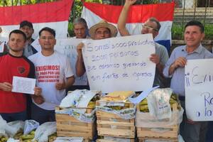 Productores de Paraguay se manifiestan en reclamo por el pago de las bananas que han enviado a la Argentina