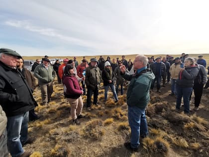 Productores de Santa Cruz en la parte práctica del evento Regenera mientras recorren la estancia La Tapera
