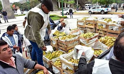 Productores en el centro formoseño regalando la fruta