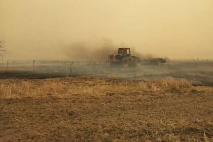 Productores intentan apagar un campo en Formosa usando su propia maquinaria