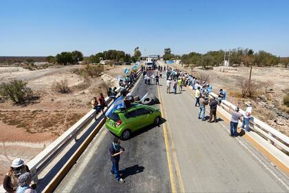 Productores mendocinos cortaron la ruta nacional 7 en el límite con San Luis