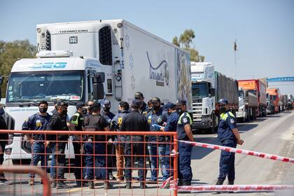 Productores mendocinos cortaron la ruta nacional 7 en el límite con San Luis