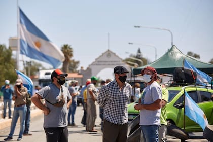 Productores mendocinos cortaron la ruta nacional 7 en el límite con San Luis