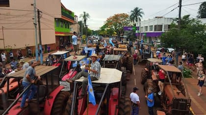 Productores reunieron a sus viejos tractores y marcharon por el mal estado de lo caminos rurales