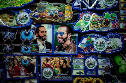 Productos con el rostro del presidente de El Salvador, Nayib Bukele, se venden en un mercado de San Salvador, el 30 de enero de 2024. 