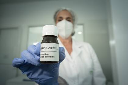 Productos que hasta hace poco eran consideradas drogas peligrosas, como el cannabis, ahora suman cada semana nuevas autorizaciones de gobiernos en Estados Unidos y Europa para ser utilizados en el campo de la salud mental.