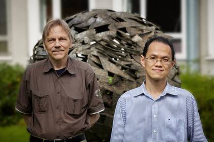 Prof. Dr. Ulf-G. Meißner (izquierda) y el Dr. Chien Yeah Seng (derecha) del Instituto Helmholtz de Radiación y Física Nuclear de la Universidad de Bonn