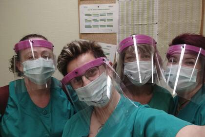 Profesionales de uno de los centros de salud a los que llegaron máscaras impresas en 3D por la comunidad maker