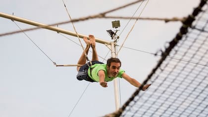 Profesionales y novatos de la acrobacia, con una red de seguridad debajo, por supuesto