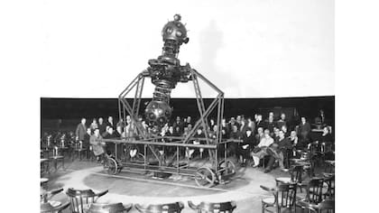 Profesores argentinos en su visita al Planetario de Jena (Alemania) en febrero de 1927. Ellos serían los que más trabajarían para que la Ciudad de Buenos Aires tuviera el suyo. Deberían esperar 40 años desde esa visita a Alemania.