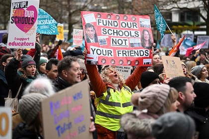 Profesores sostienen pancartas mientras participan en una protesta, en Manchester, el 1 de febrero de 2023