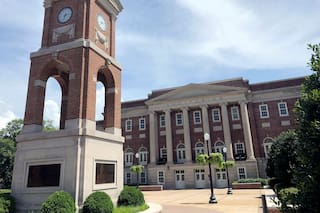 Profesores y estudiantes piden a juez anular ley de Alabama que prohíbe iniciativas de inclusión