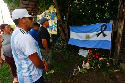 Vecinos en Villa Fiorito dan el último adiós en la casa natal de Diego Maradona, en el día de su fallecimiento.