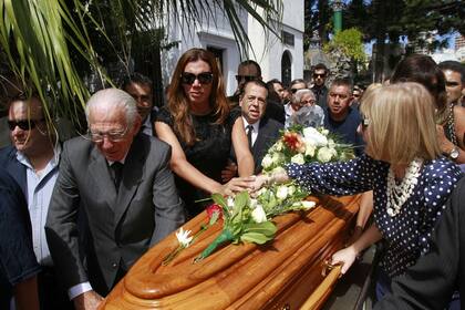 Profundo dolor en el último adió a Jorge Ibáñez. Flor de la V y los padres del modisto consternados ante la muerte inexplicable