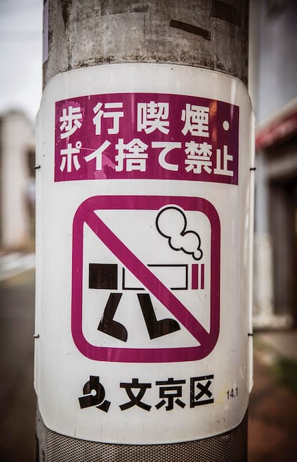 Prohibido fumar caminando.