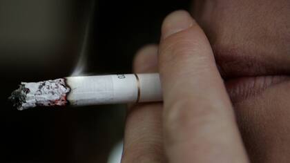 Prohibido fumar: el Papa ordenó que no se vendan más cigarrillos en el Vaticano