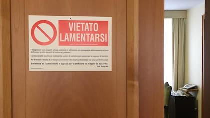 Prohibido quejarse: el cartel que colgó el Papa en la puerta de su suite en Santa Marta