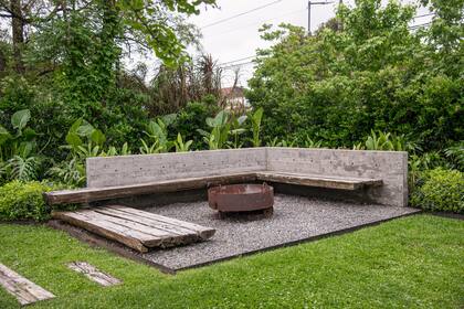 Prolijo, el fogonero de una casa inmersa en la vegetación tropical. Espacio de reuniones y atardeceres selváticos.
