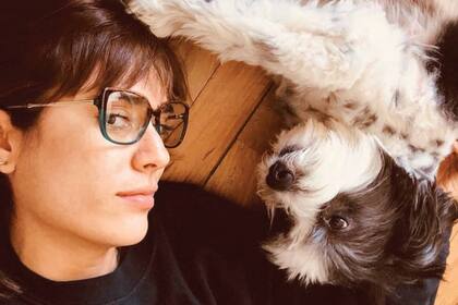 Promotora de la adopción de perros, la vemos con María Guadalupe
de la Lleca. En agosto del año pasado, sumaron otro perro a la familia al que llamaron Cazzú.