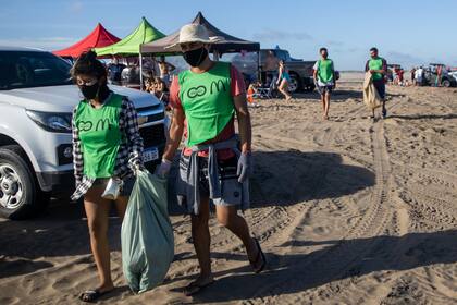 Promotores voluntarios de la cooperativa Reciclando Conciencia recorrieron el domingo pasado las playas de La Frontera, en Pinamar; en esa jornada se recolectaron 286 kg de basura