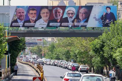 Propaganda electoral en Teherán (Photo by ATTA KENARE / AFP)