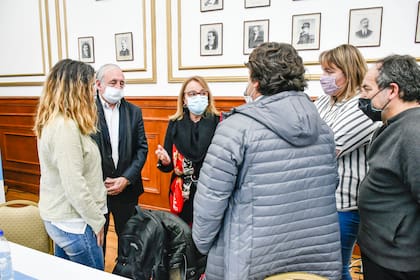 Propietarios de estancias en la zona del Tucu Tucu junto a la gobernadora Alicia Kirchner y el presidente del Consejo Agrario, Javier De Urquiza.