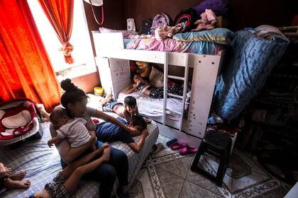Los inquilinos rentan habitación en donde viven de cinco o más personas en pocos metros cuadrados. Suelen compartir el baño y la cocina con otras familias