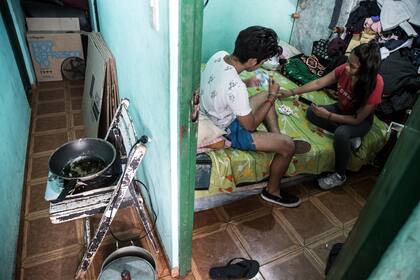 La habitación en la que vive Carlos Rivas González junto a su familia