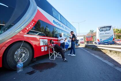 Propietarios y empleados de empresa de turismo cortan el acceso este a la Ciudad de Mendoza, en protesta contra las nuevas medidas del gobierno nacional.