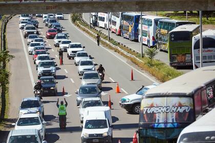 Propietarios y empleados de empresa de turismo cortan el acceso este a la Ciudad de Mendoza, en protesta contra las nuevas medidas del gobierno nacional.