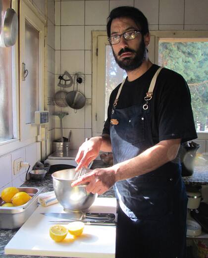 Propone una cocina de estación, con una pizarra donde cambian los platos según los productos que consiguen.