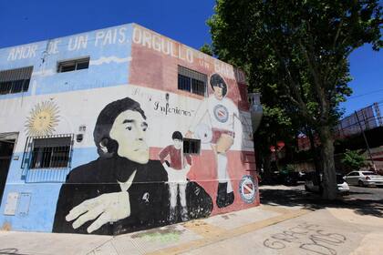 Sobre la avenida Boyacá se encuentran varios murales dedicados a Diego Maradona, sobre todo, en las inmediaciones del estadio de Argentinos