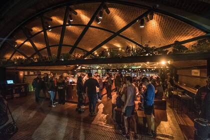 Propuesta para beber y comer mientras se escucha música electrónica bajo la curaduría de Agustín Schlesinger, Villa Diamante y Andrés Zacco.