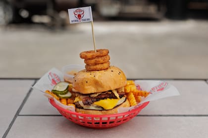 Propuesta texana suma opciones atravesadas por el fuego y el humo como hilo conductor.