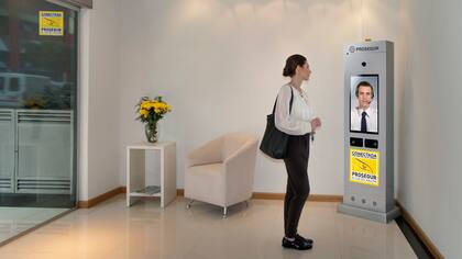 Prosegur brinda todos los servicios de seguridad que pueden demandar tanto particulares como comercios y empresas: alarmas monitoreadas, cámaras monitoreadas, cajas de seguridad monitoreadas, localización vehicular y Ojo del Halcón