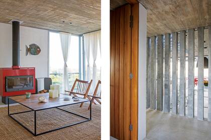 Protagonista de las escapadas de invierno, la salamandra marca el eje del living, equipado con una mesa baja de hierro y madera y sillones individuales con respaldo varillado (Florencia Gómez).